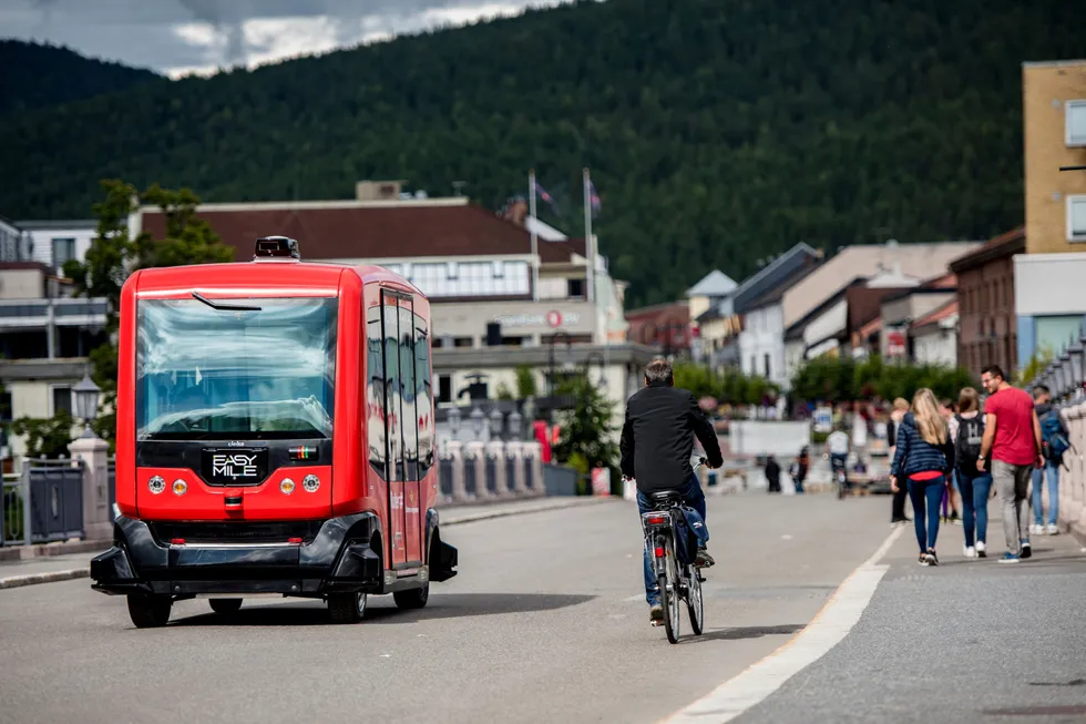 Det er ikke nødvendig å vente 15 år på autonome kjøretøy. Her er en franskprodusert selvkjørende elektrisk minibuss under uttesting i Kongsberg.