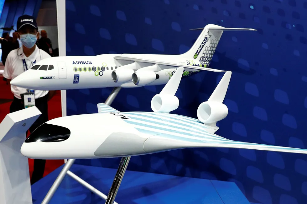 En modell av Airbus elfly E-Fan X (bak) ble fremvist på Singapore Airshow 11. februar i år.