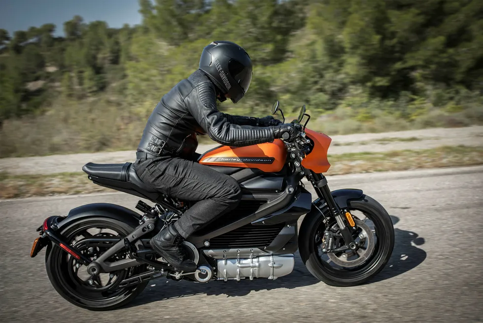 Harley Davidson kommer med en så å si lydløs tohjuling med miljøpreg. LiveWire elektrisk motorsykkel kommer til høsten.