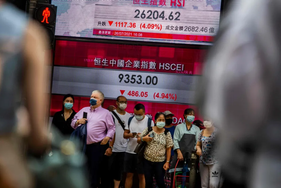Hovedindeksen ved Hongkong-børsen falt med over åtte prosent på to dager tidligere denne uken. På torsdag peker pilene opp etter kinesiske myndigheter hasteinnkalte finansinstitusjoner til et møte onsdag kveld.