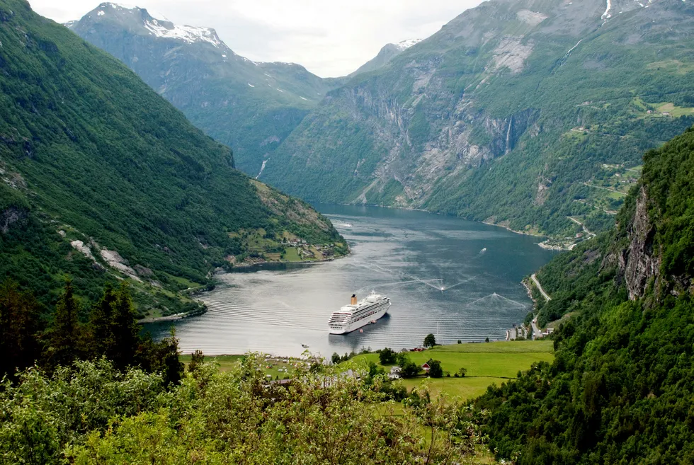 TØI har nedjustert prognosene for cruisetrafikken i Norge frem til 2060. En av årsakene er at asiatenes reisemønster ikke er blitt helt slik man så for seg.
