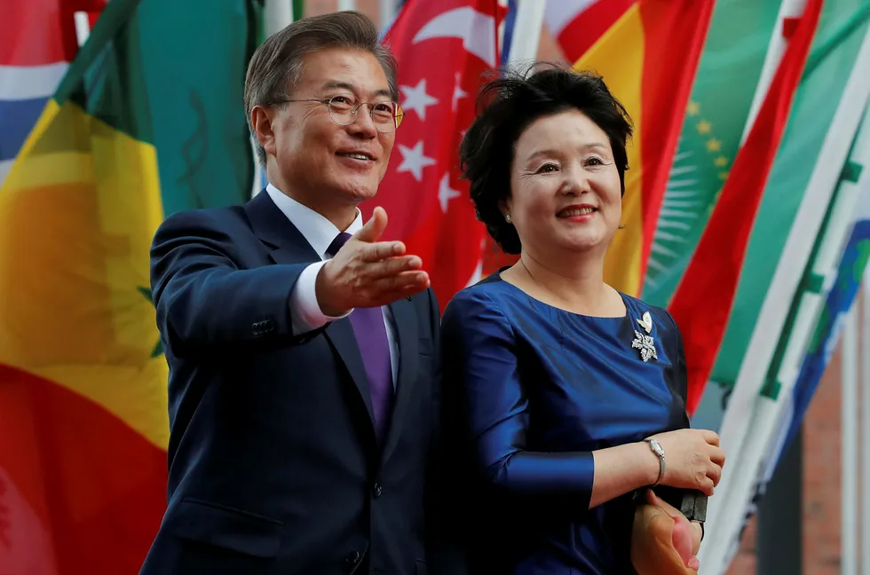 Søkr-Korea er klare til forhandlinger med naboen i nord. Her er Sør-Koreas president Moon Jae-in med hans kone Kim Jung-sook på G20-toppmøtet i Hamburg tidligere i juli. Foto: Wolfgang Rattay/Reuters/NTB scanpix