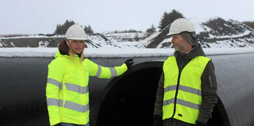 Kommersiell direktør Trond Valderhaug og prosjektdirektør Kamilla Mordal Holo i Salmon Evolution. Selskapet er i ferd med å bygge et av Europas største landbaserte lakseanlegg. Anlegget bygges i Hustadvika kommune utenfor Molde. Bildet er tatt 15. februar 2021.