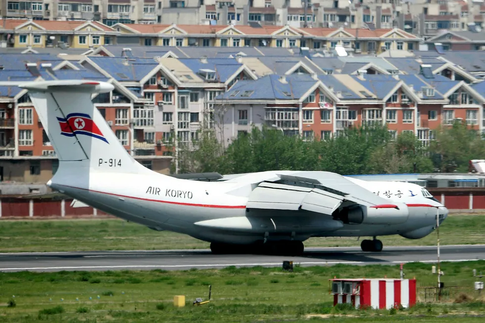 Et fly fra det statlige nordkoreanske flyselskapet Air Koryo på flyplassen i havnebyen Dalian i Kina. Japanske og sørkoreanske medier spekulerer på om Kim Jong-un er på enda ett Kina-besøk. Foto: Minoru Iwasaki / Kyodo News / AP / NTB scanpix