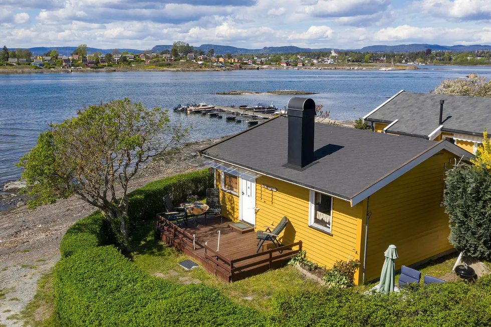 Den lille Lindøya-hytta til høyre i bildet ble solgt off market for 6,5 millioner kroner i fjor høst. Hytta i forgrunnen ble solgt for 5,3 millioner kroner denne uken.