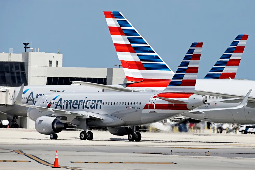 Etter at American Airlines torsdag meldte om sterk økning i forretningstrafikken og leverte bedre tall enn analytikerne spådde, steg flyaksjene på Wall Street kraftig.