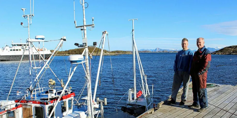 FAR OG SØNN: John Johansen etablerte Nesøy Slipp for over 20 år siden. Nå er sønnen Remi Andre Vigeland flyttet hjem til Nesøya for å videreutvikle bedriften på Kjerringskjæret i Nordnesøyvågen. Foto: Kenneth Didriksen