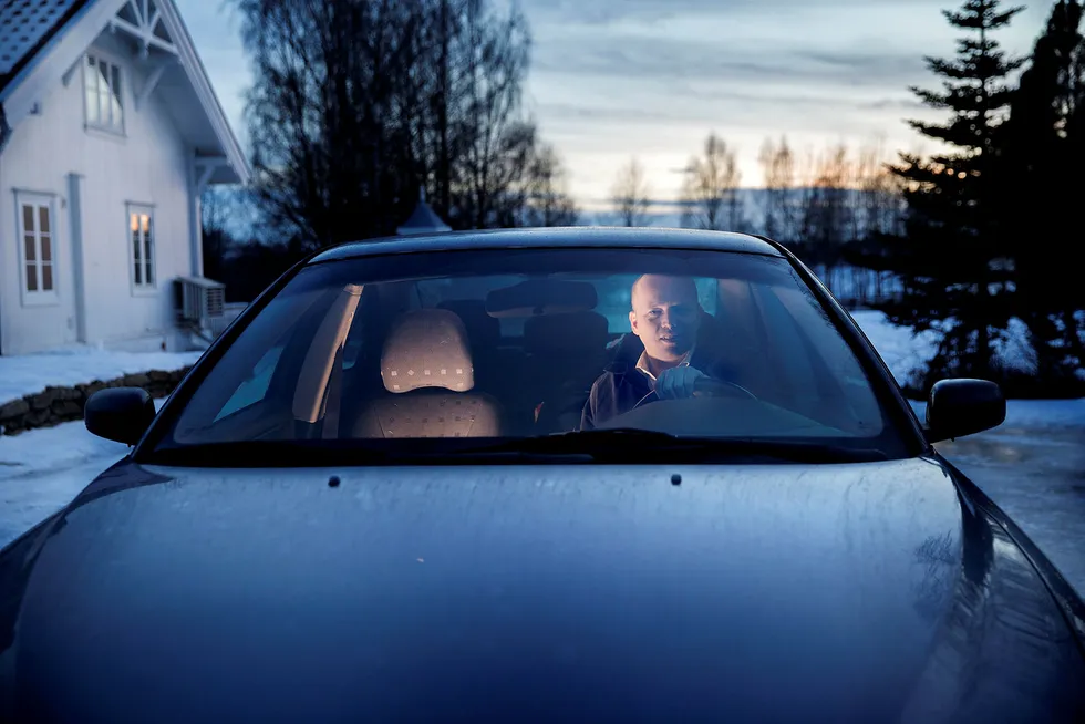 Trygve Slagsvold Vedum kommer sent hjem til gården på Ilseng i Hedmark. Småbarnsfaren har en avtale med kona om at han reiser hjem dersom han er ferdig i Oslo før klokken 2030 og ikke bruker stortingsleiligheten. Foto: Linda Næsfeldt