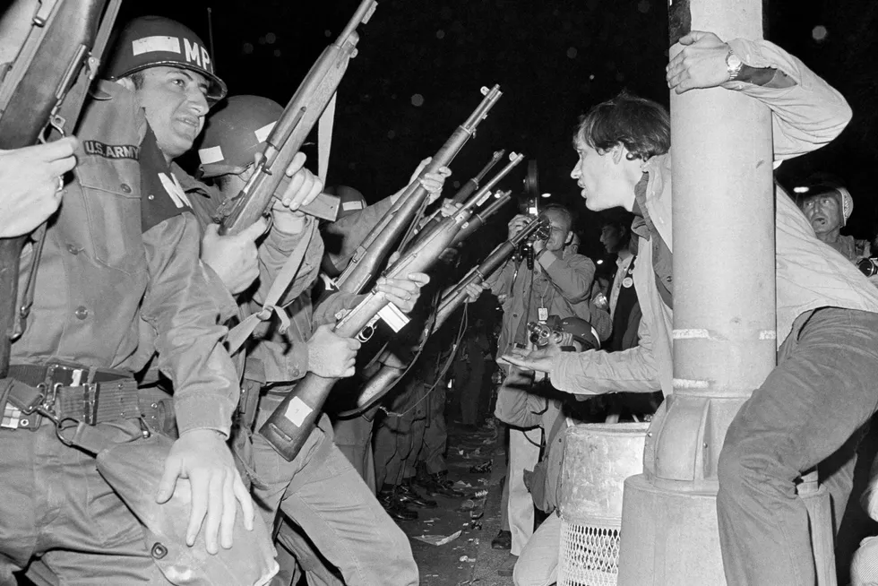 Chicago-politiet forsøker å spre Vietnam-demonstranter utenfor det demokratiske partilandsmøte i august 1968.