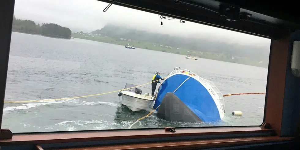 Berging av fiskebåten som gikk rundet i Syltefjorden fredag morgen. Berging av fiskebåten som gikk rundet i Syltefjorden fredag morgen.