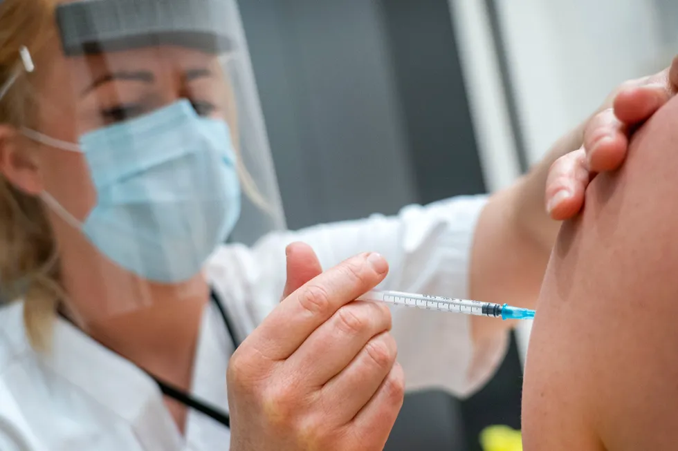 Ifølge den mest optimistiske planen til Folkehelseinstituttet (FHI) skal de fleste i Norge vaksineres første gang før sommeren.
