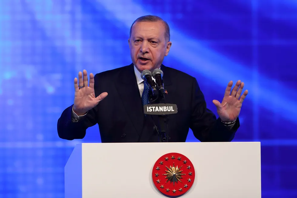 For ti dager siden la Tyrkias president Tayyip Erdogan frem en økonomisk reformpakke. Siden har renten blitt satt opp til 19 prosent, sentralbanksjefen sparket og uken starter med en kraftig svekkelse i den tyrkiske valutaen.
