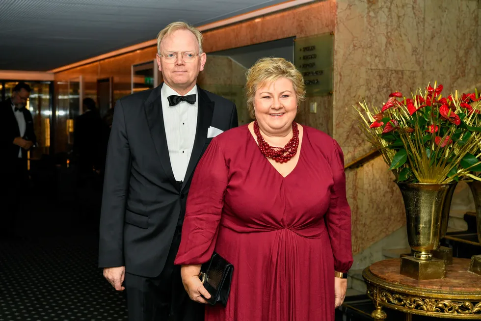 Sindre Finnes avbildet sammen med ektefellen Erna Solberg på Nobelbanketten på Grand Hotel i fjor.