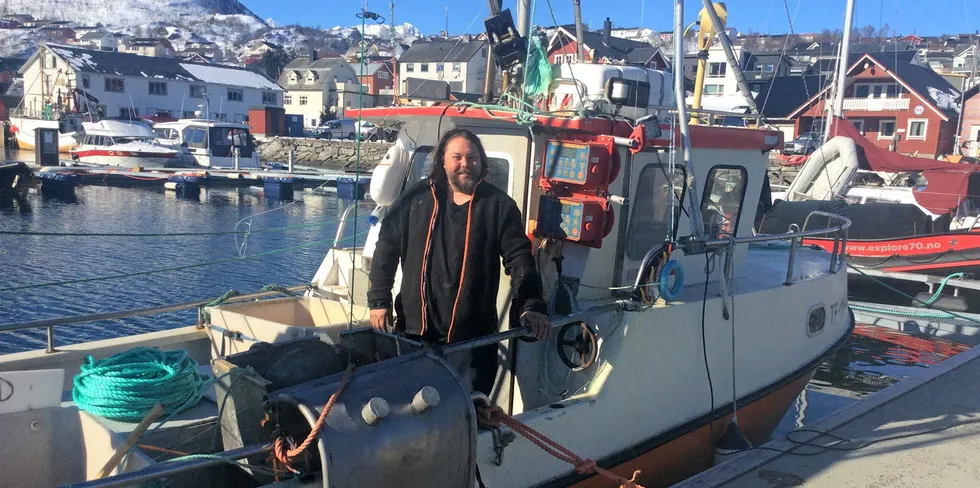 Den ferske sjarkfiskeren Tomas Hansen fra Manndalen i Kåfjord, fikk motortrøbbel fredag morgen. Hurtigbåten «Kvænangen» kom fiskeren til unnsetning.