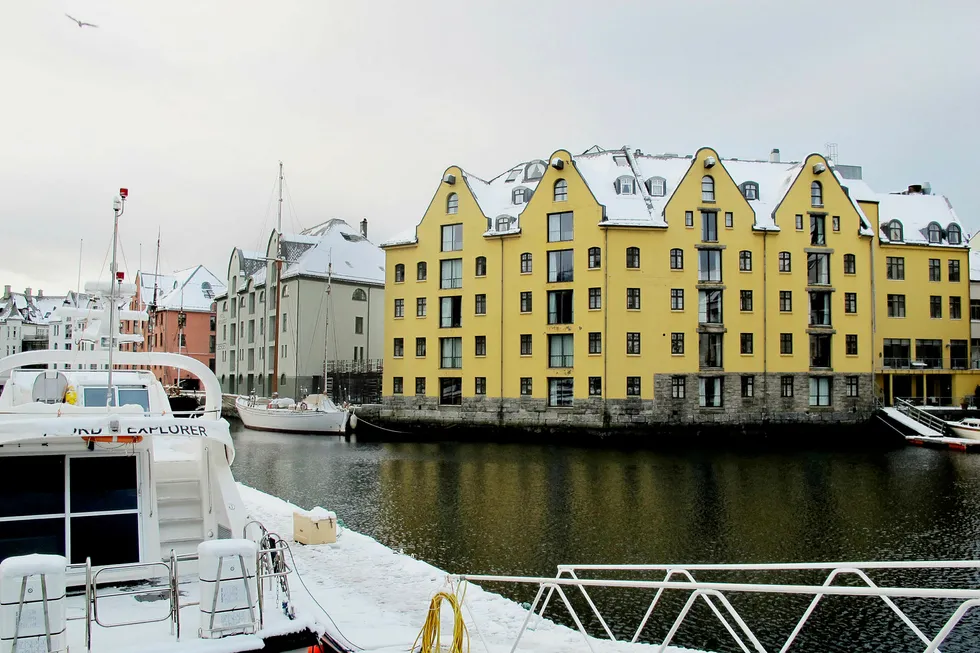 Sist vår kjøpte investoren Knut Flakk hotellet Clarion Collection Bryggen (det gule bygget) og slo det sammen med Hotel Brosundet (det grå bygget til venstre). Foto: DN