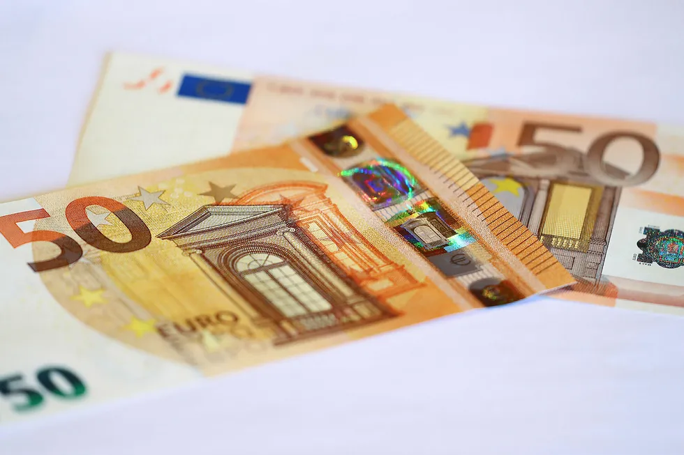 Euroen kommer til å bli billigere målt i norske kroner frem mot sommeren, spår to norske meglerhus. Foto: KAI PFAFFENBACH / REUTERS / NTB Scanpix