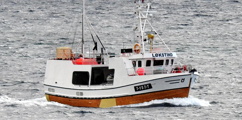 De tre om bord på "Løkstind" fisker med rundt 100 garn på kysten av Nord-Troms, og noterer seg for dagsfangster på tre-fire tonn.