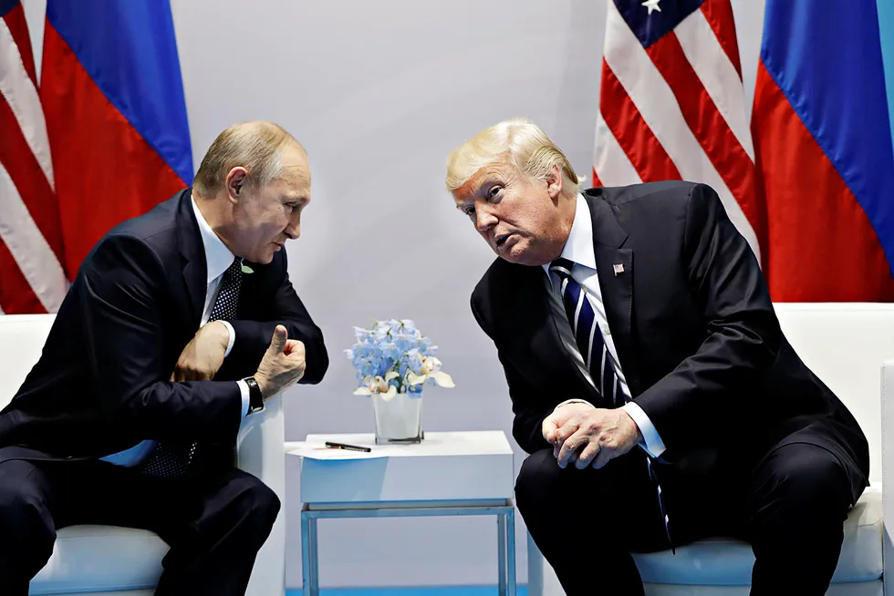 Russlands president Vladimir Putin og USAs president Donald Trump møttes under G20-møtet i Hamburg. Trump nekter for å ha samarbeidet med russiske myndigheter. Foto: Evan Vucci/AP/NTB scanpix