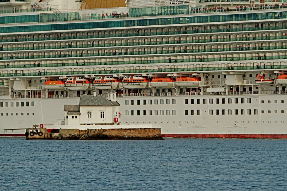 Ifølge domstolen lot kapteinen på cruiseskipet Azura (bildet), som eies av det britisk-amerikanske rederiet P & O Cruises, skipet forbrenne drivstoff som igjen førte til altfor høye utslipp av svovel.