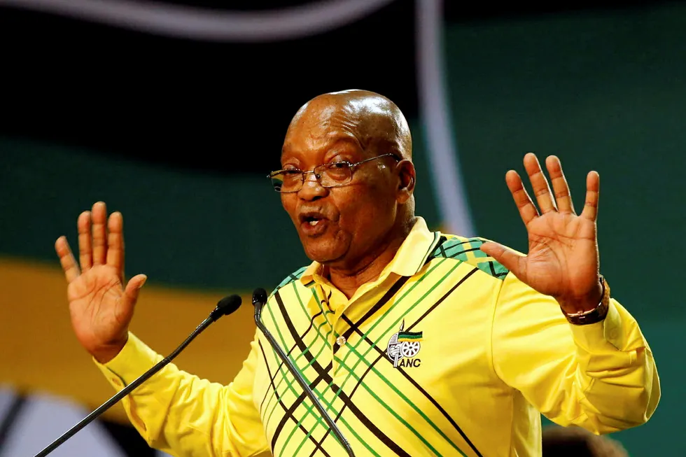 Det brenner et blått lys for Sør-Afrikas skandaliserte president Jacob Zuma. Foto: Siphiwe Sibeko/Reuters/NTB Scanpix