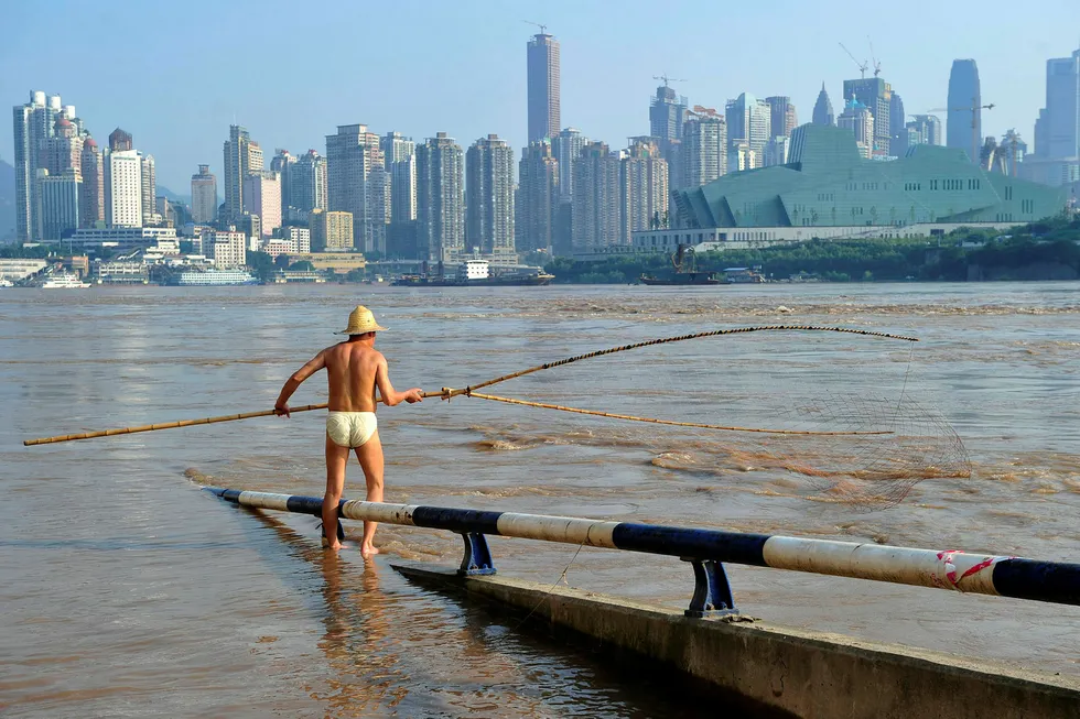 Den kinesiske millionbyen Chongqing er kåret til fjorårets vekstvinner med en økonomisk vekst på 11,4 prosent - nesten dobbelt så høyt som landsgjennomsnittet. OECD foreslår en hestekur for den kinesiske økonomien for å opprettholde en stabil økonomisk vekst. Foto: Shi Tou/Reuters/Scanpix