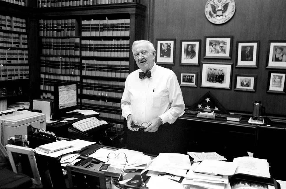 Avdøde høyesterettsdommer i USA John Pauls Stevens blir etter sine 35 år i tjeneste hyllet som en politisk uavhengig dommer. Her fra sitt kontor i Washington i 2002.