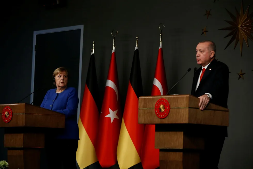 Tysklands kansler Angela Merkel møtte Tyrkias president Recep Tayyip Erdogan (til høyre) i Istanbul 24. januar. Flyktningavtalens fremtid var på dagsordenen.