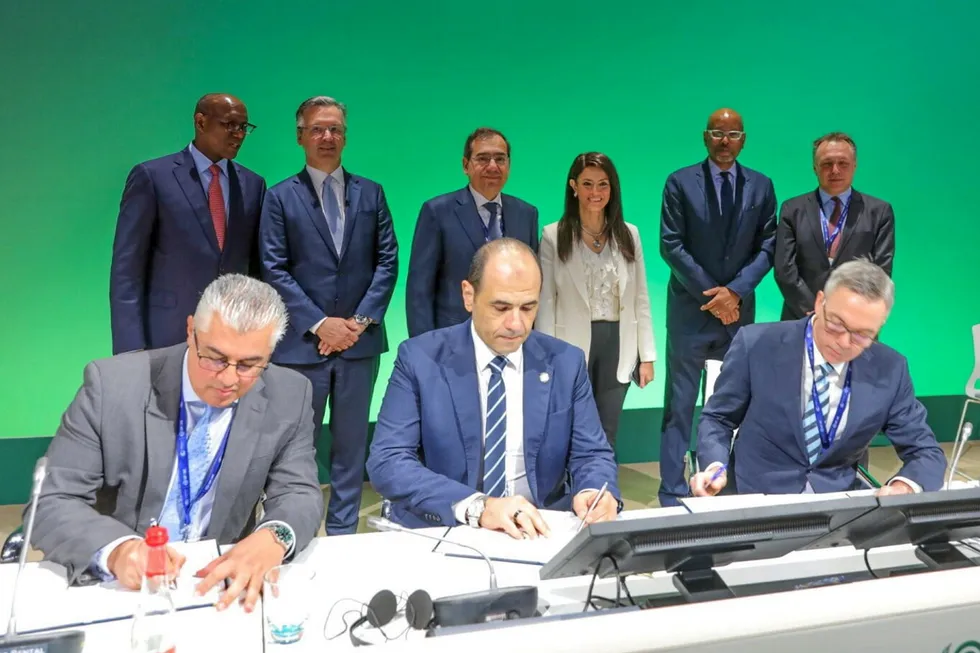 Waleid Gamal El-Dien, chairman of the Suez Canal Economic Zone (left), Alaa Hagar, head of the Egyptian minister of petroleum’s technical office (centre), and Terje Pilskog, CEO of Scatec ASA (right) sign the agreement.