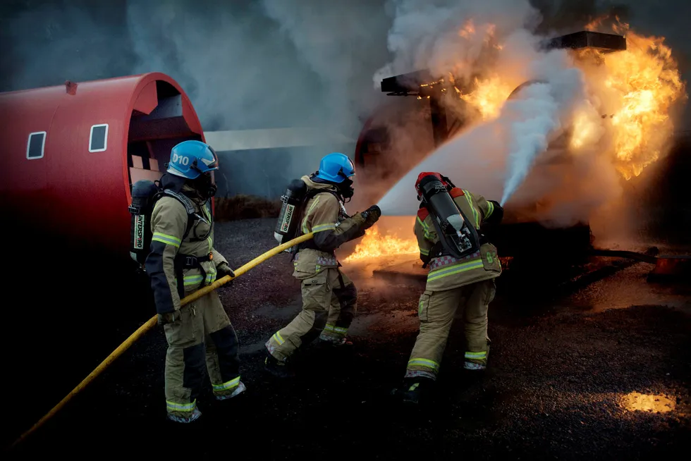 Røykdykkere er med på å slukke en overtent flymotor i en brannøvelse ved Oslo lufthavn i 2012.