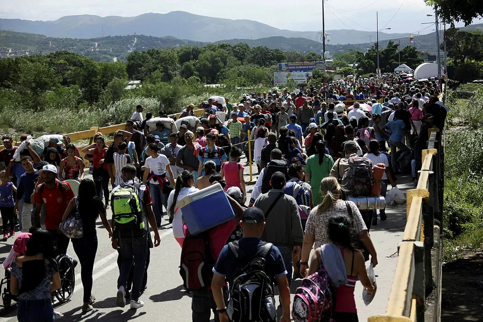 Folk fra Venezuela krysser grensen til Colombia. Det har over én million mennesker gjort siste 16 måneder. Foto: Carlos Eduardo Ramirez/Reuters/NTB Scanpix