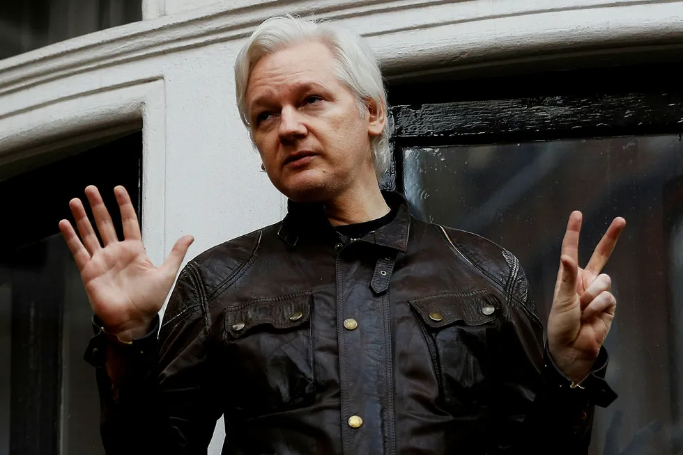 Julian Assange på balkongen til Ecuadors ambassade i London. Foto: Peter Nicholls / Reuters / NTB Scanpix