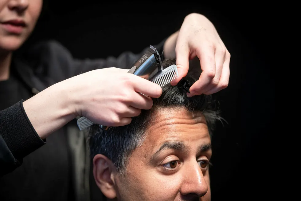 Skal spare på å flytte statlige arbeidsplasser. Og på å klippe håret. Venstres Abid Raja i frisørstolen hos Liv Martem Midttun på Cutters i Stortingsgaten i Oslo. Foto: Skjalg Bøhmer Vold