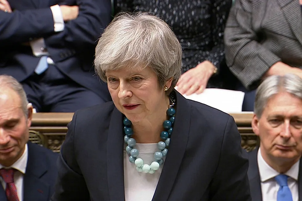 Statsminister Theresa May ble møtt med latter i det britiske Underhuset da hun mandag kunngjorde at avstemmingen om regjeringens egen brexit-plan er utsatt.