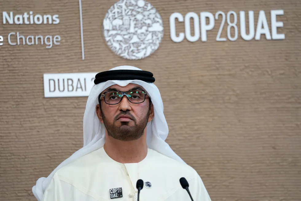 Leder for klimatoppmøtet COP28, Sultan al-Jaber, forsøker å få til en enighet om fremtiden for fossil energi.