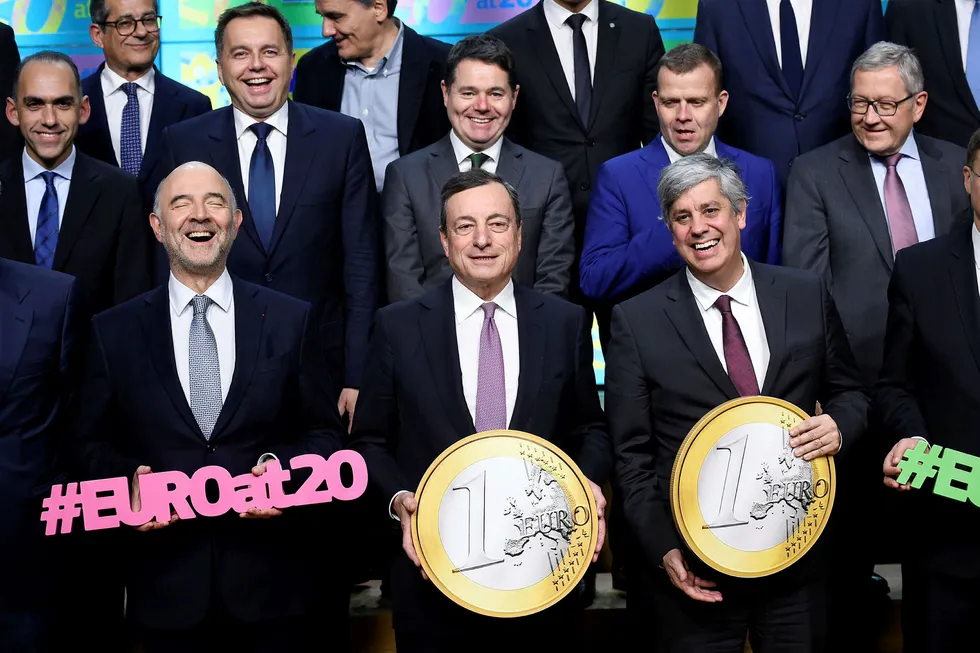 EUs finansministere kom tirsdag morgen rødøyde ut i Brussel og fortalte de var blitt enige om en plan for gjøre fellesvalutaen euro mer robust enn forrige gang det braket løs, etter finans- og eurokrisen for ti år siden. Her EU-kommissær Pierre Moscovici, ECB-president Mario Draghi og Portugals finansminister Mario Conteno på Eurogroup-møtet tirsdag.