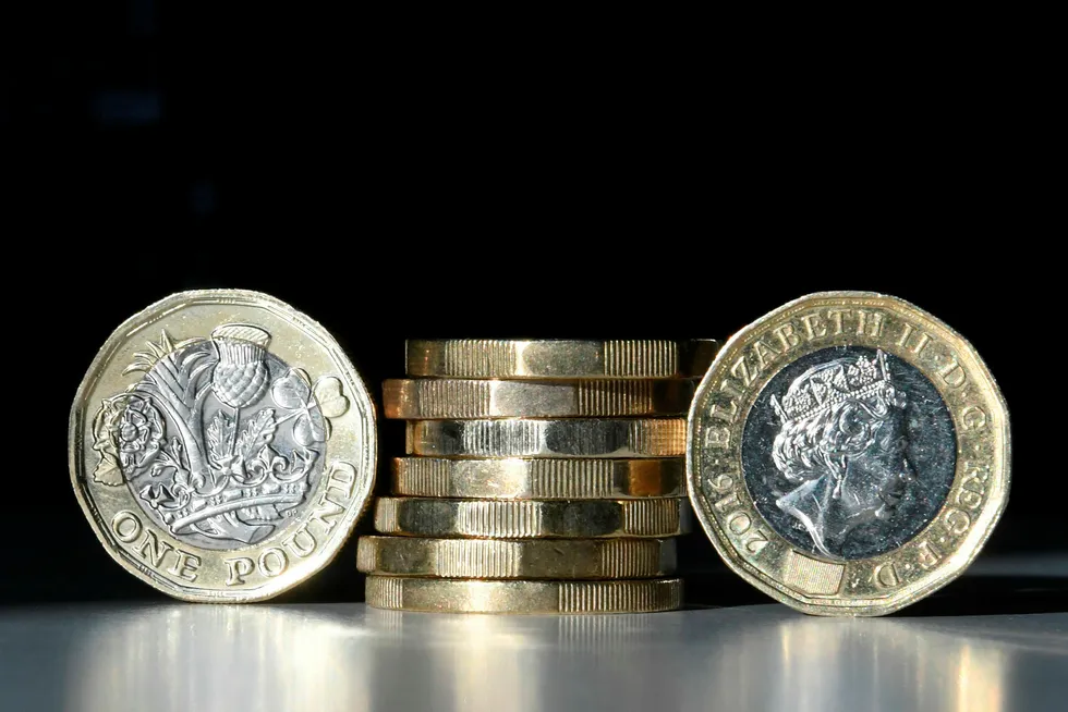 Pundet svekket seg etter at Bank of England hevet renten for første gang på over ti år. Illustrasjonsbilde: afp PHOTO / Daniel SORABJI