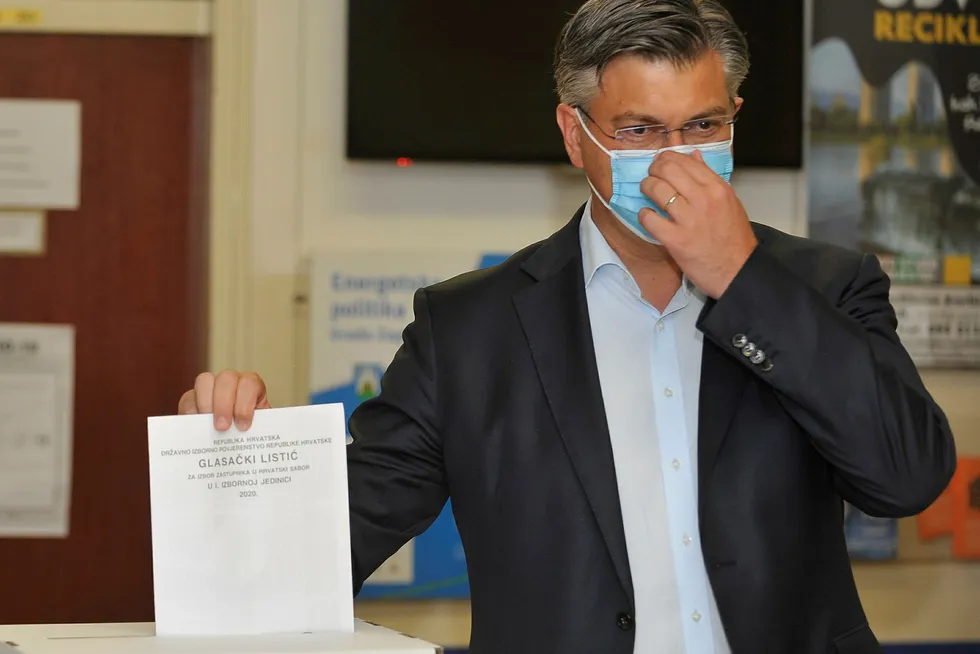 Kroatias statsminister Andrej Plenkovic fra konservative HDZ avlegger stemmen sin ved valget søndag 5. juli. HDZ ligger an til å vinne valget, viser foreløpige resultater.