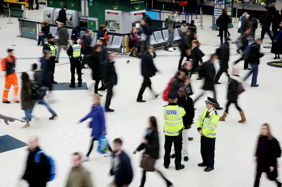 Victoria Station i London er stengt av politiet. Her patruljerer de området tirsdag morgen. Foto: Daniel Leal-Olivas/AFP/NTB scanpix