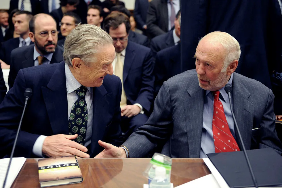 Jim Simons (til høyre) er kjent for å være mediesky og lar seg sjelden intervjue. Her er han avbildet i 2008 sammen med finansmannen George Soros i forbindelse med en høring i Representantenes hus i den amerikanske Kongressen.