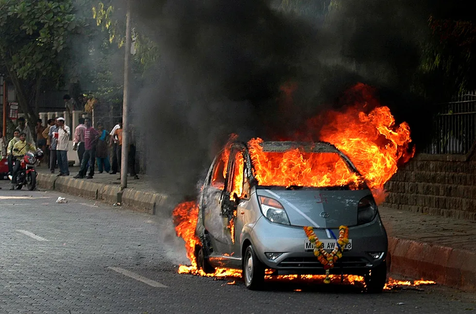 En splitter ny Tata Nano tok fyr i Mumbai i 2010 - få kilometer etter at den hadde kjørt ut fra bilforhandleren. Flere kjøpere av «verdens billigste bil» fikk samme opplevelse. Foto: AP/NTB Scanpix