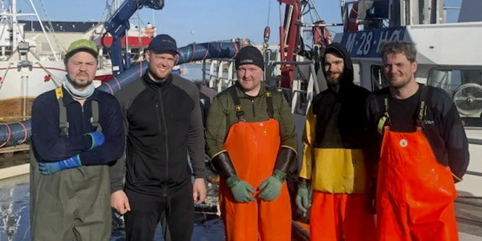 Makrellfiskere på «Grønholm» fra Leinøy med suksess i år. Fra venstre: Andreas Runde Eide, Daniel Johan Storås, Daniel Breivik, Hans-Kristian Hansen Sævik og Olve Aleksander Storås.