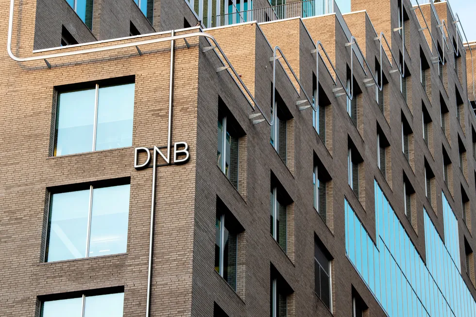 DNB anbefaler og fronter både indeksfond og aktivt forvaltede fond i rådgivning og markedsføring, skriver Håkon Hansen i innelgget.