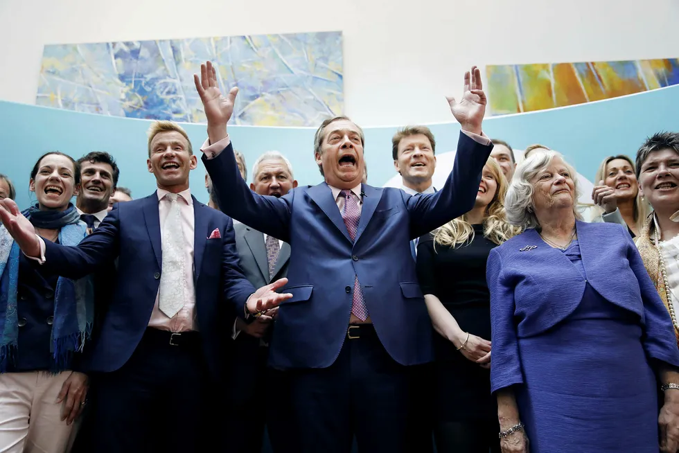 Brexit Party-leder Nigel Farage (midten) jubler etter valget i Europaparlamentet, et valg som aldri skulle ha funnet sted.