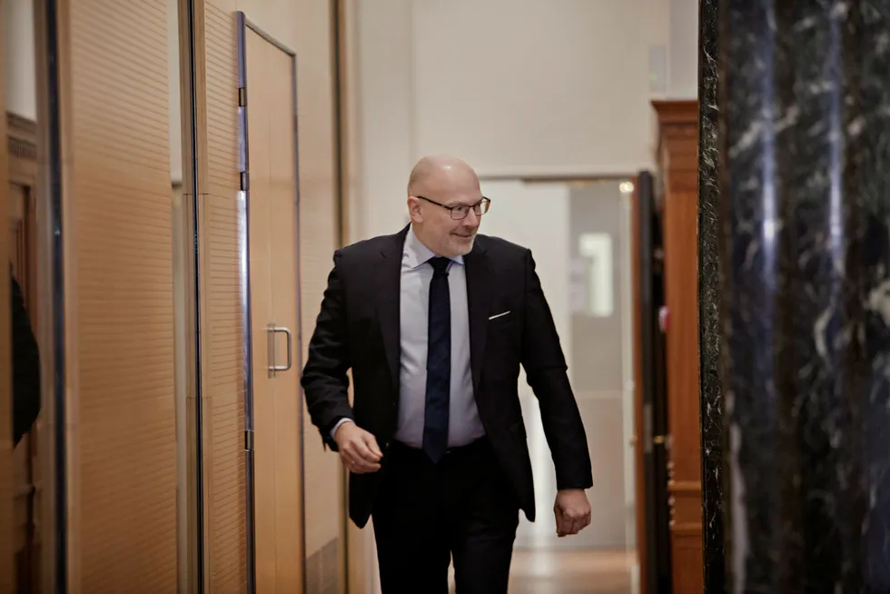 Danske Banks midlertidige toppsjef Jesper Nielsen sier styret i banken ser på mulighetene for å kreve bonus tilbakebetalt. Fredag sa han at hele ledelsen dropper bonus etter fjoråret – og må gjenreise tillit til banken.