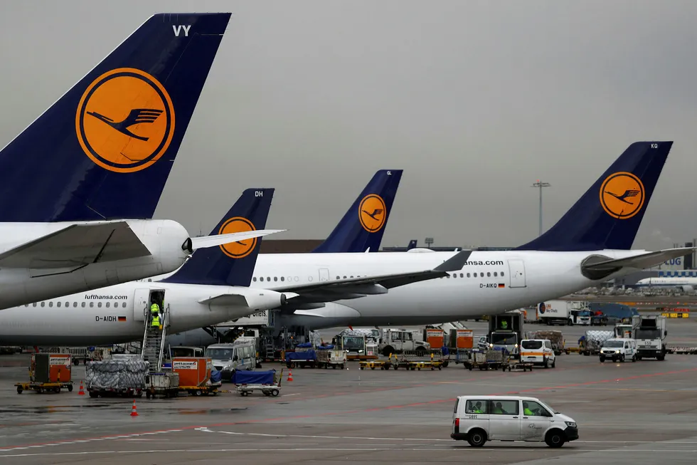 En rekke fly fra det tyske flyselskapet Lufthansa står parkert på Frankfurt flyplass i Tyskaldn.