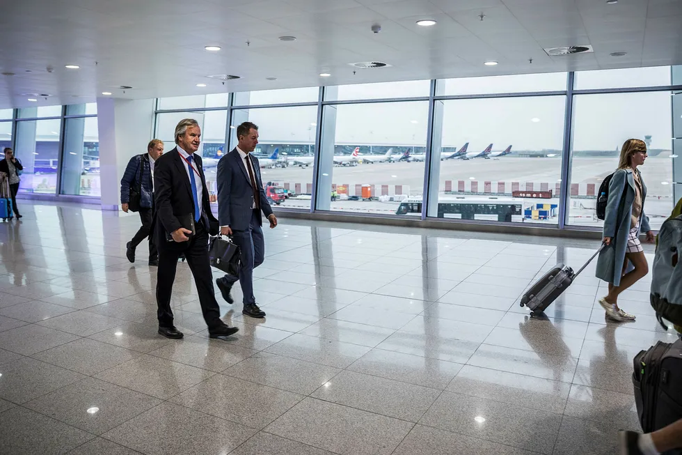 Norwegian-sjef Bjørn Kjos var i Brussel denne uken for å møte bransjen gjennom samarbeidet i Airlines 4 Europe. Her med kommunikasjonssjef Lasse Sandaker-Nielsen. Foto: Per Thrana