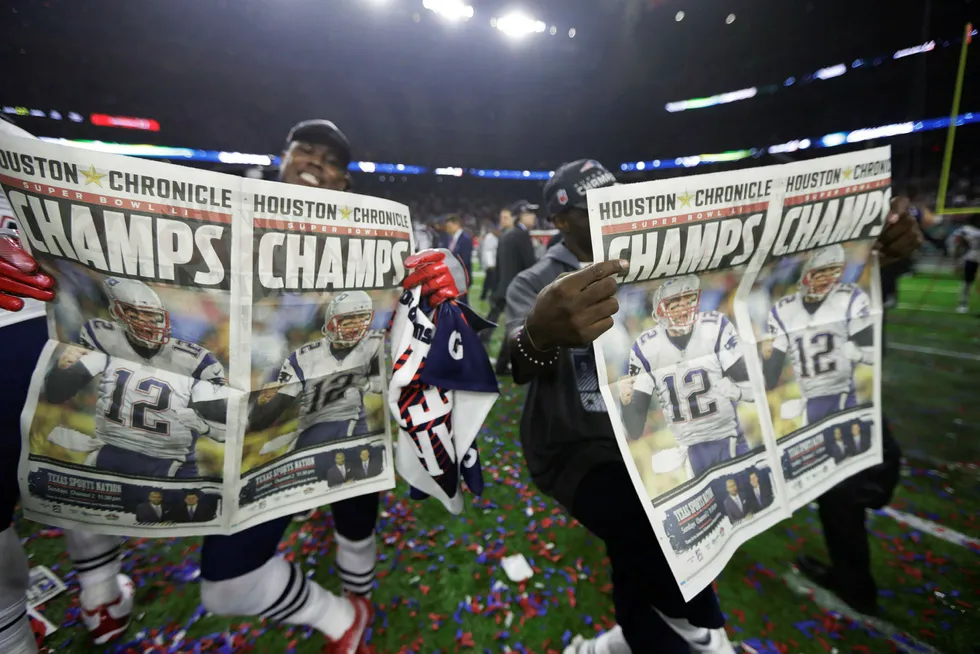 New England Patriots-spillere i USA feirer med aviser etter seieren i Super Bowl. Mediene har fått et løft i USA takket være Donald Trump. Foto: Tony Gutierrez, AP Photo