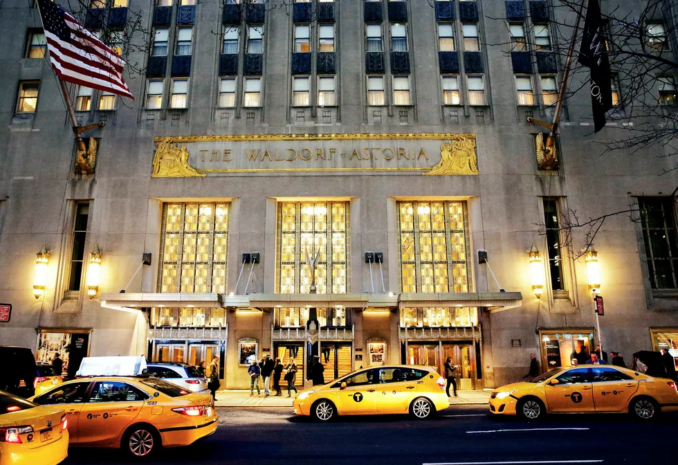 Det kinesiske forsikringsselskapet Anbag Insurance Group betalte 1,95 milliarder dollar for luksushotellet Waldorf Astoria i New York City i 2014 – en rekordsum for et hotell. Nå har hotellet stengt dørene i påvente av en totalrenovering. Foto: Kathy Willens/AP/NTB Scanpix