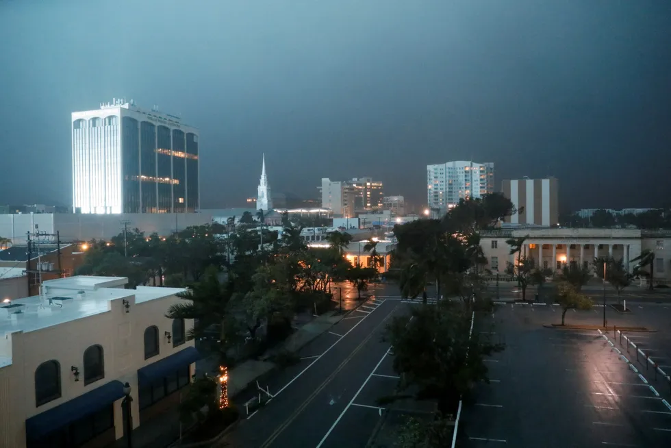 Orkanen Milton har nådd land ved Siesta Key – 75 kilometer sør for storbyen Tampa. Orkanseteret advarer om livstruende stormflo og ekstreme vinder. Her fra Sarasota – like ved Siesta Key like før orkanen nådde land.