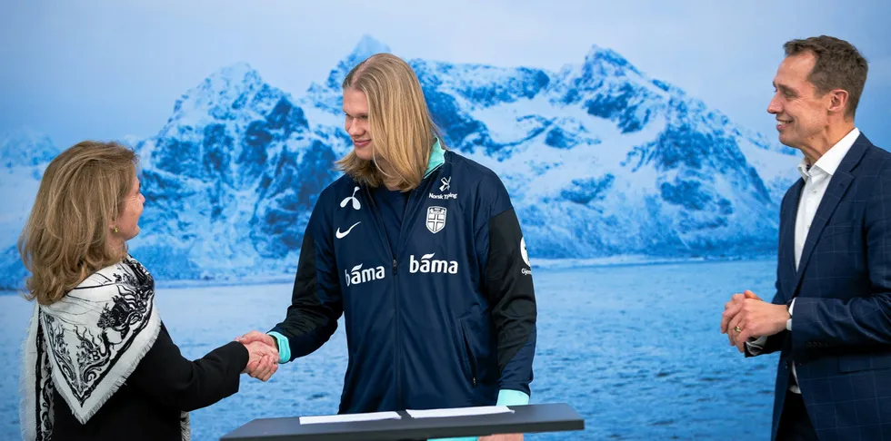 Manchester City- og landslagsspiss, Erling Braut Haaland, har signert en avtale med Norges sjømatråd. Her sammen med Marianne E. Johnsen, styreleder i Sjømatrådet, og administrerende direktør Christian Chramer.